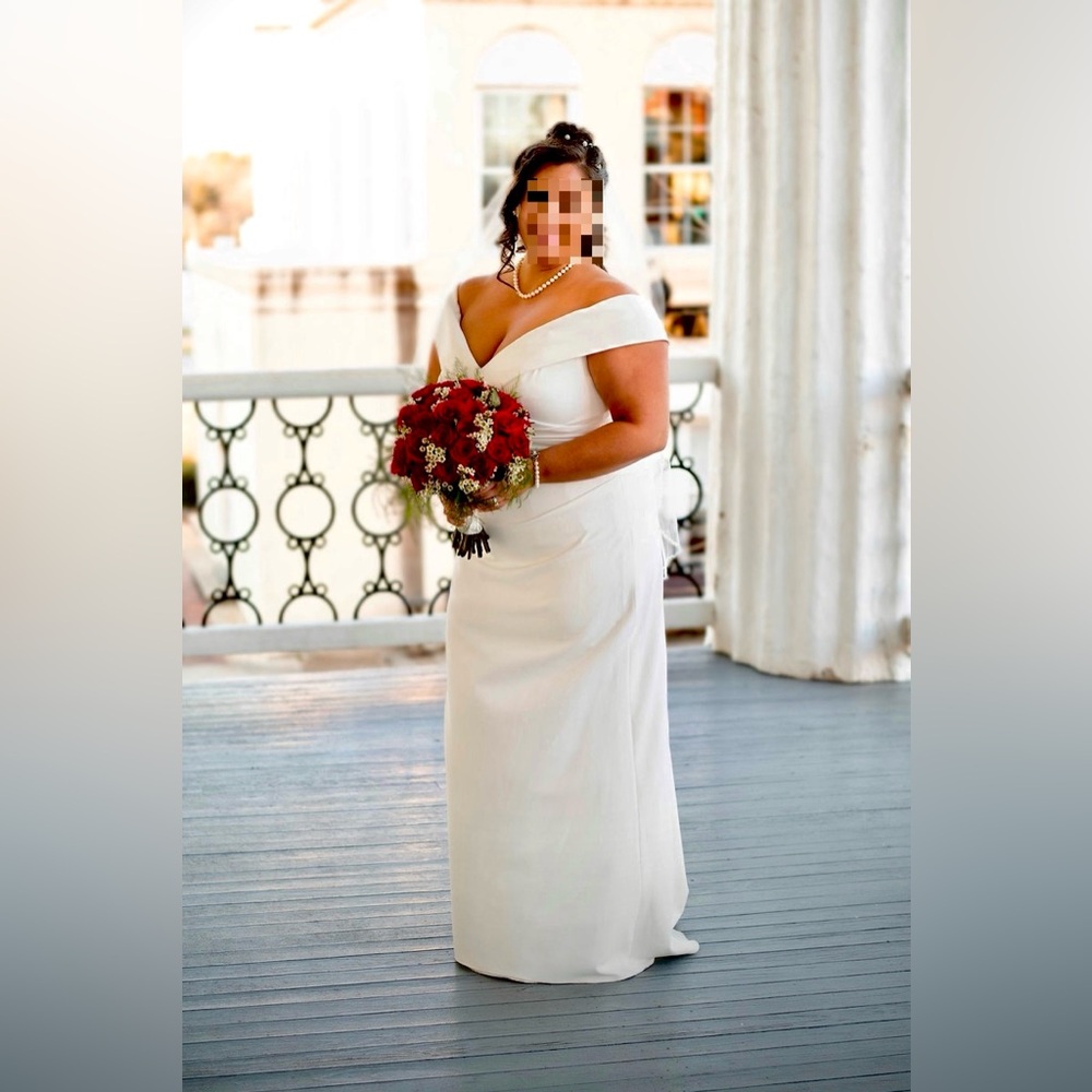Beautiful Preserved Wedding Dress – Worn Once, Like New in Box